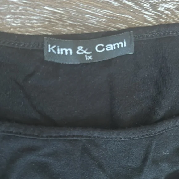 Kim & Cami short sleeve top. - Picture 3 of 3